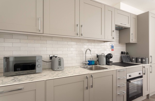Stylish 2BR Home Sleeps 8 Free Parking 8 Mins to Beach & City Centre