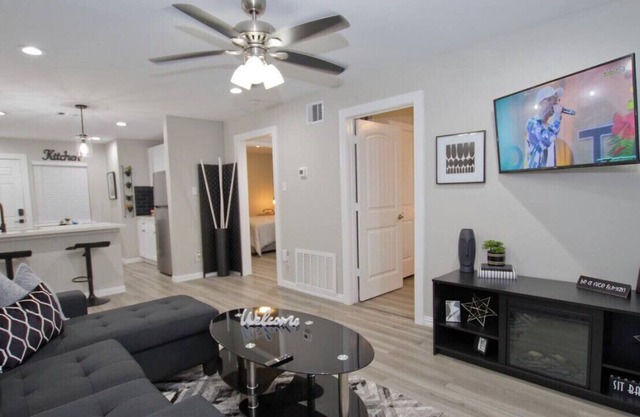 Stylish 2BR near Med Center, Universities, DT📥