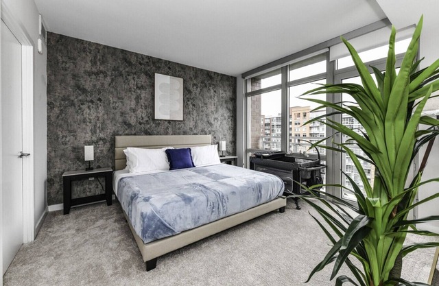 Stylish 2BR Retreat | Gym, Prkng & Scenic Rooftop