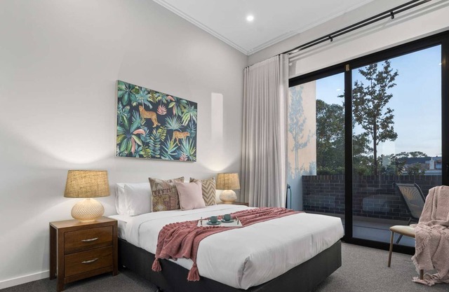 Stylish 2BR riverside apartment w/ shared rooftop terrace, pool and gym