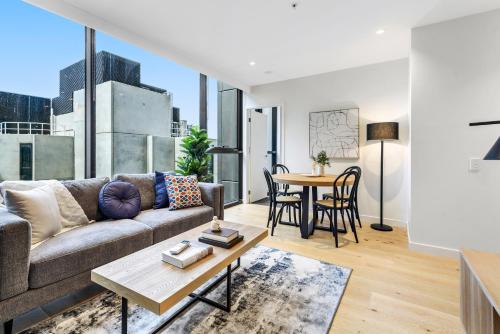 Stylish 2br Southbank Apt Pool, Gym & City Vibes