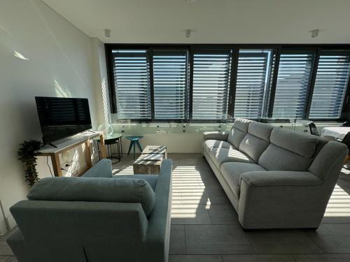 Stylish 2BR Top-Level Unit with Lift near Bondi Beach
