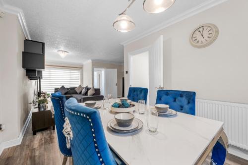 Stylish 3-Bed Close to MCR City Centre for 8 Guests