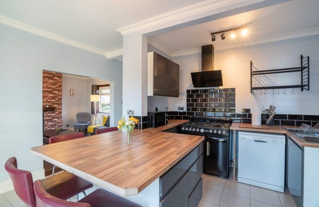 Stylish 3 Bed House-Free Parking
