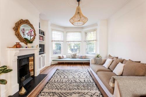 Stylish 3-Bed Home with Garden in Dollis Hill