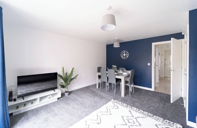 Stylish 3 bed house with free parking & garden, Gloucester, Central location