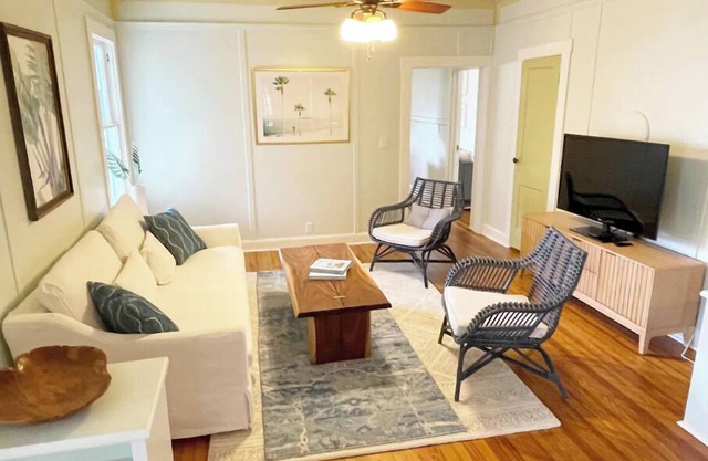 Stylish 3-bedroom bungalow 8 blocks from downtown