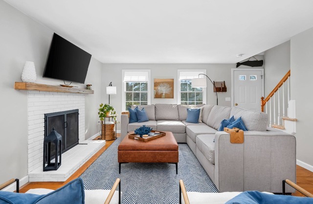 Stylish 3 bedroom Cape Cod Retreat with AC, Outdoor Shower and Fresh Linens