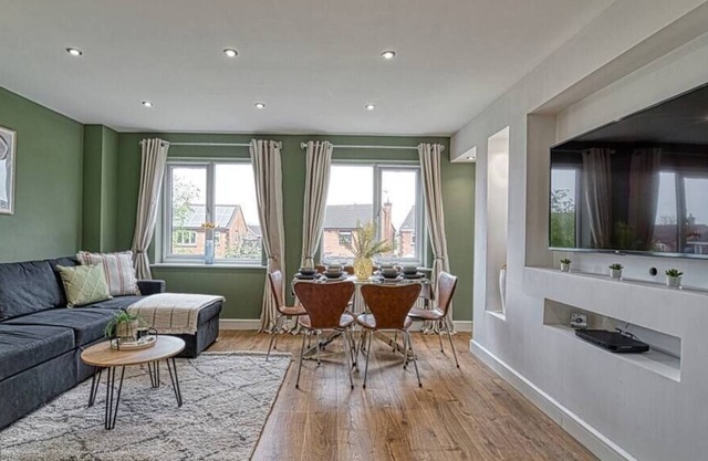Stylish 3 Bedroom House with Parking