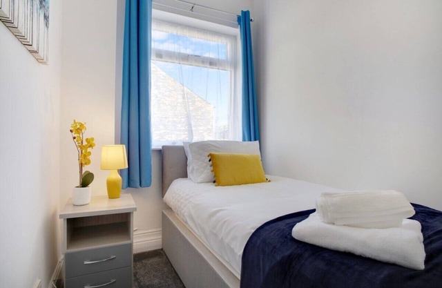 Stylish 3-Bedroom Oasis in Darlington, Sleeps 5