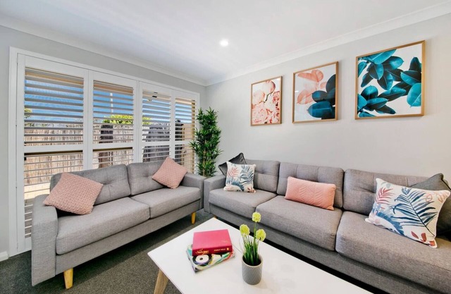 Stylish 3 BR 1 min to Cafes/Restaurants/Park