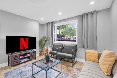Stylish 3 BR Apt with Free Parking, Wifi and Patio