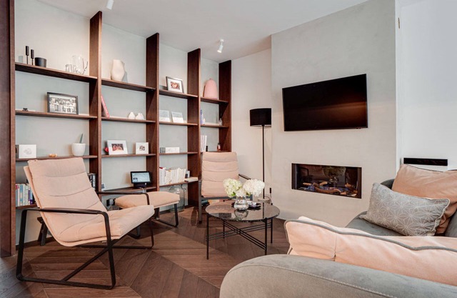 Stylish 3-room apartment with AC, situated in the vibrant De Pijp district.