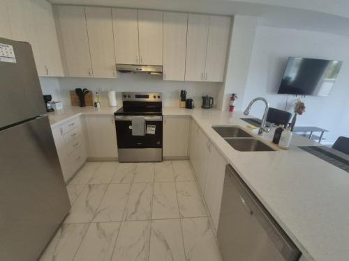 Stylish 3BR 2.5 Bath Townhouse with Patio and parking