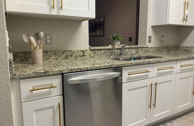 Stylish 3BR Gated Retreat Near MCO - Pool - Walk to Dining & Shops - 2 Masters