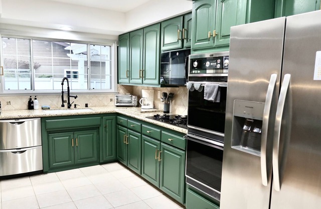 Stylish 3BR Home - Sleeps 8 - Child & Pet Friendly - Beach, LAX, SoFi