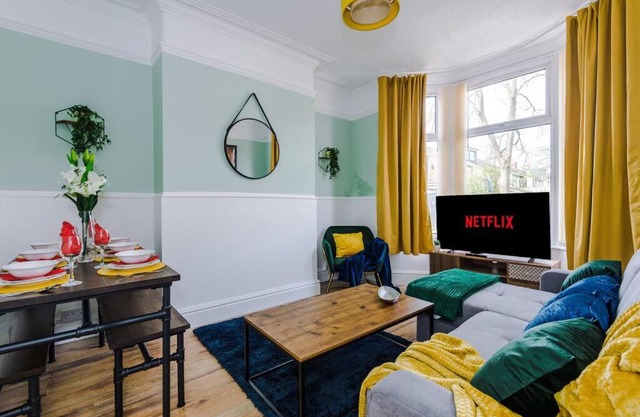 Stylish 4 Bed House - 10 Mins From The Centre