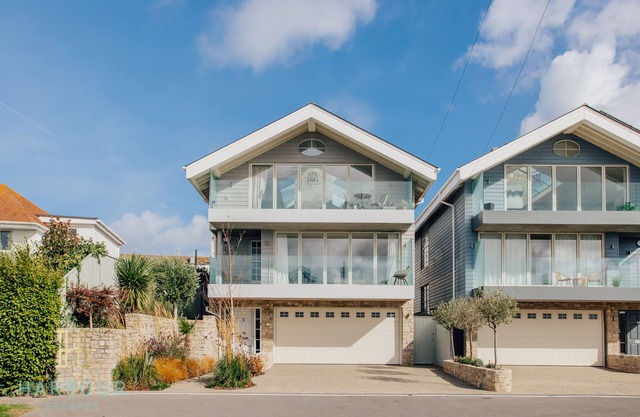 Stylish 4 bedroom House with Garden & Harbour View