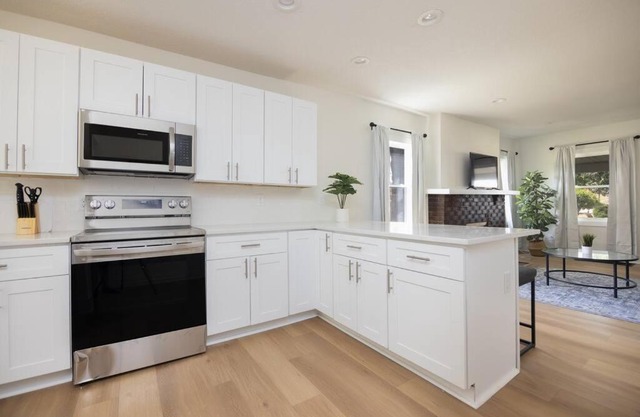 Stylish 4 BR Home in the Heart of DSM