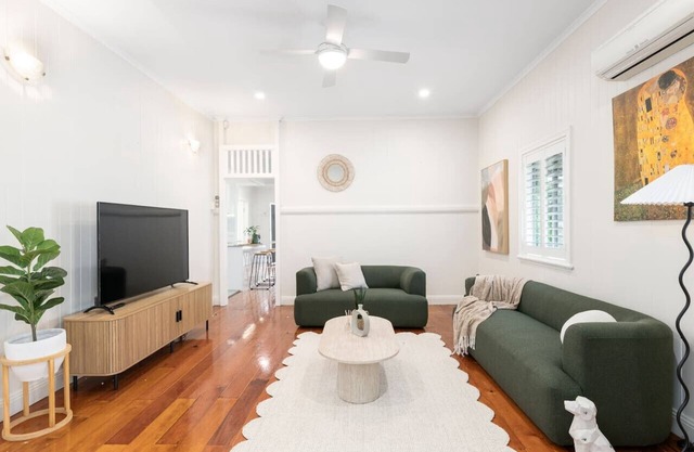 Stylish 4Bedroom Stay Outdoor Dining & City Access