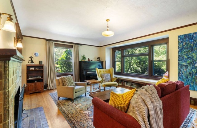 Stylish 4BR Belmont Haven w/Saltwater hot tub!
