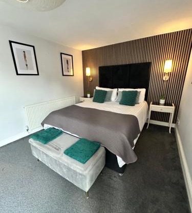 Stylish 4BR Townhouse on Stretford Marina - Waterside Stay in M32