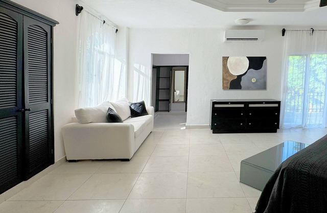 Stylish 4BR Villa Curated Art Private Pool Paradise