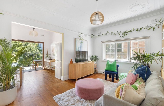 Stylish and characterful 2BR garden apartment, walk to beach