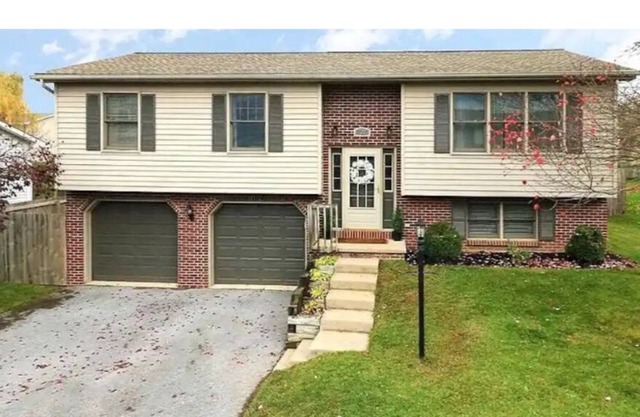 Stylish and clean single family home, Located minutes away from football stadium