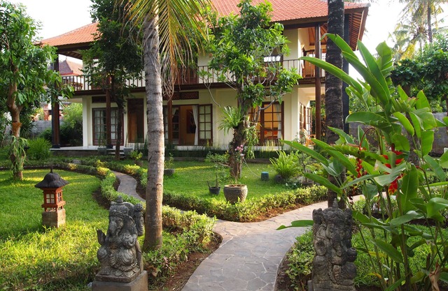 Stylish and cosy 2 story villa in lush tropical garden with privat pool