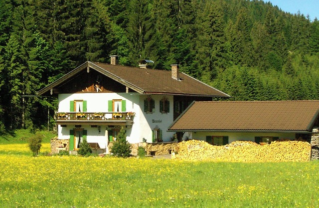 Stylish and cozy holiday home in Klais with terrace and garden, near MIttenwald.