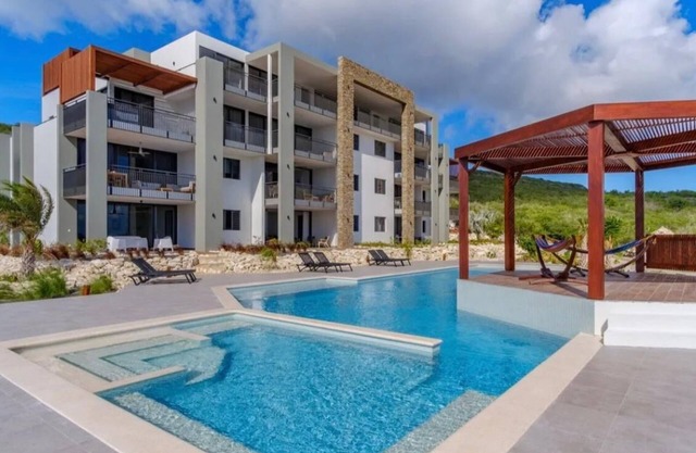 Stylish and beautifully furnished 3-room apartment in Coral Estate’s exclusive community.