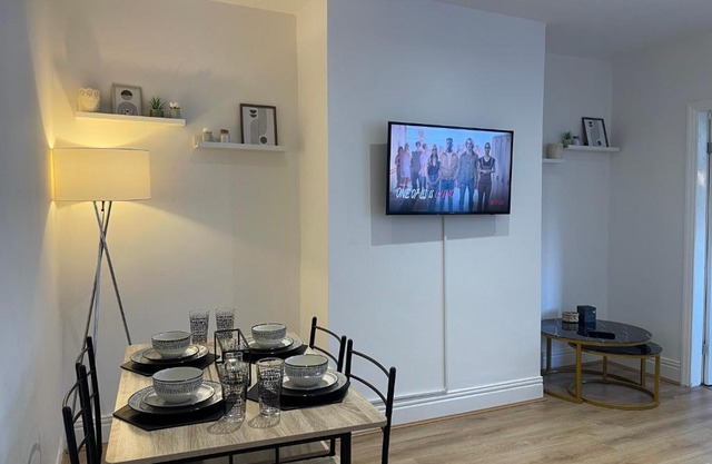 Stylish and Modern 3 bed Apartment with FREE PARKING,