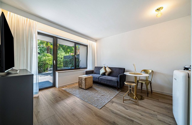 Stylish Apartment “Goldfinger Unique Suite” with Mountain View and Pool