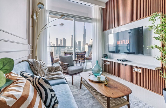 Stylish Apartment , Pool + Gym , Balcony with Epic Burj View
