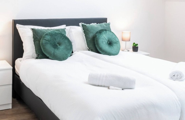 Stylish apartment with free parking, fast WiFi, and easy access to Goirle’s attractions. Sleeps four