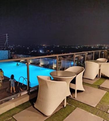Stylish Apartment with Rooftop Pool and Cafe Islamabad