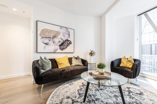Stylish Apt in West Side Place Best Location!