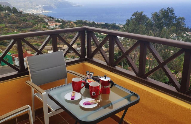 Stylish apt "Isla Bonita" with sea view balcony