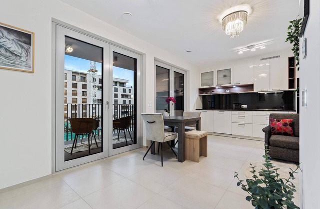 Stylish Apt with Balcony, WiFi & Free Parking