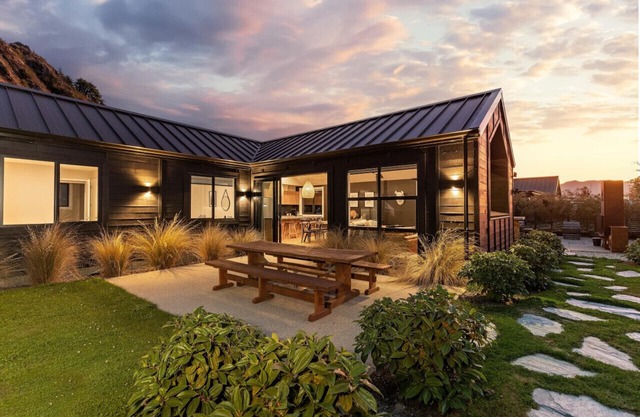 Stylish Arrowtown Home-fabulous location + comfort