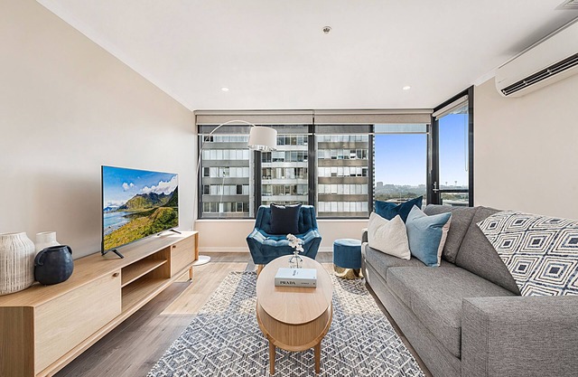 Stylish Arts Precinct Unit with Fabulous Views