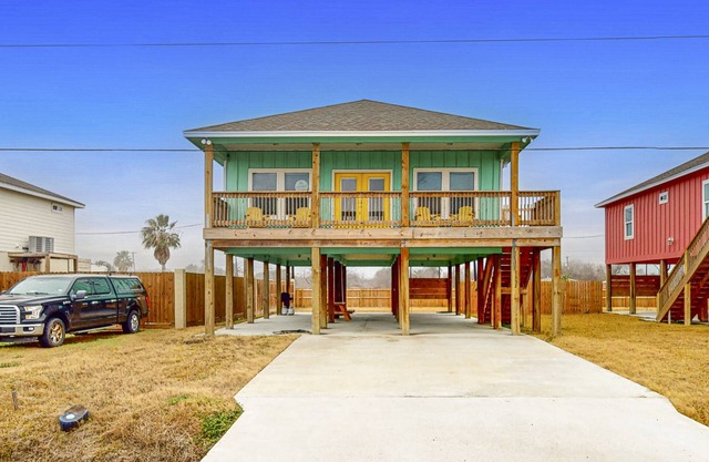 Stylish beach house with a deck, full kitchen, washer/dryer, & central AC