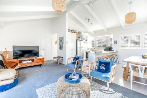 Stylish Beach House Retreat - Close to River & Shops