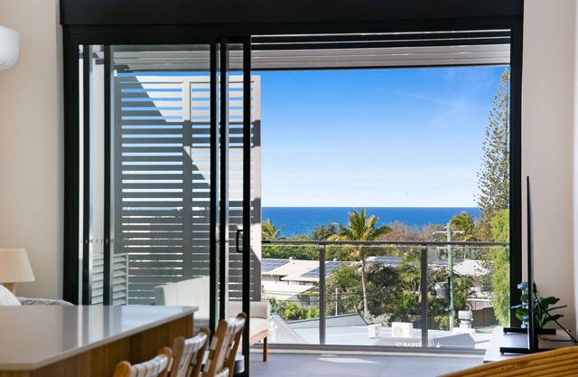 Stylish Beachside 1-Bed with Balcony & Ocean Views