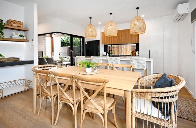 Stylish, Beachside 4 b/r Dream Home - 8 guests ZD7