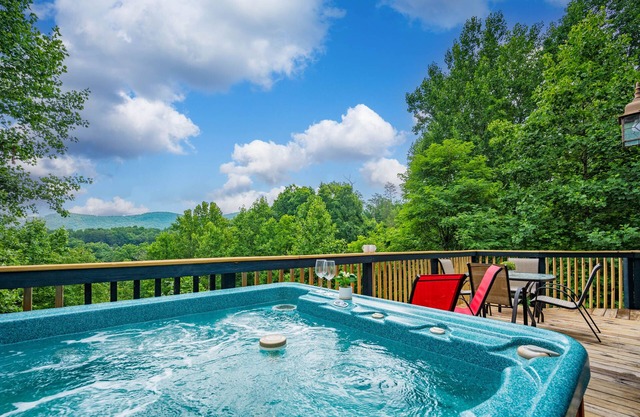 Stylish cabin w/beautiful SUNRISE mountain view & hot tub, perfect location!
