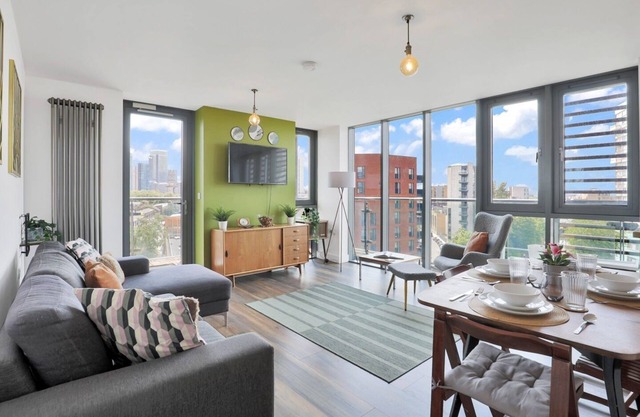 Stylish Canal-Side 2BedRoom with Balcony - 5min to Canary Wharf