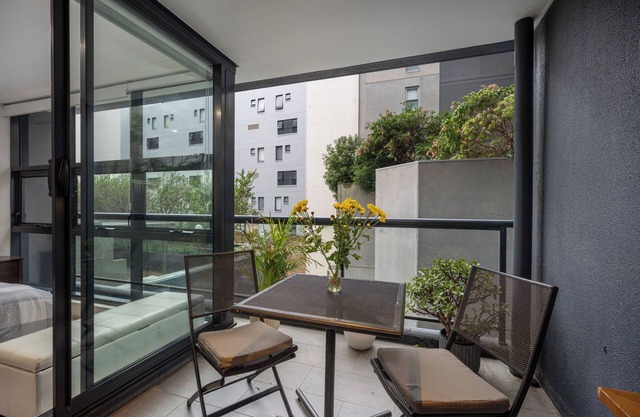 Stylish CBD Surry Hills Apt w/Pool, Gym & 2 Monitor Ergonomic Chair Workstation