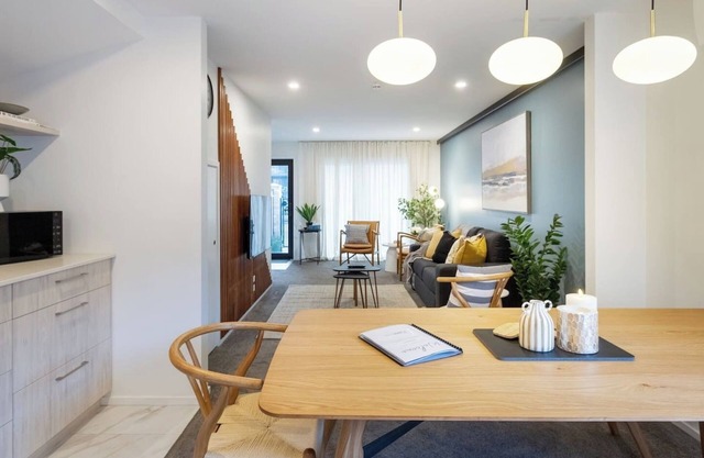 Stylish Central City townhouse Next to Little High